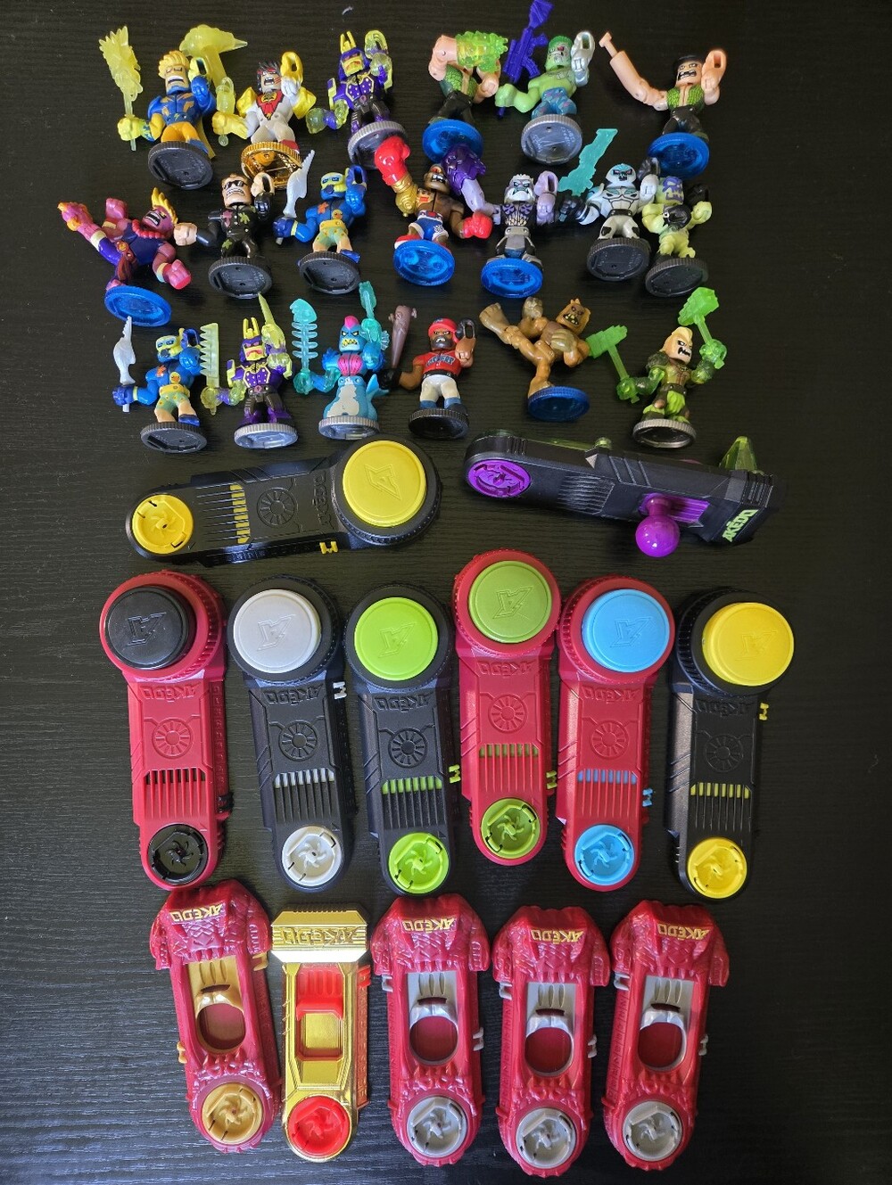 Legends Of Akedo Large Assortment Of Characters And Clip Battle Stands